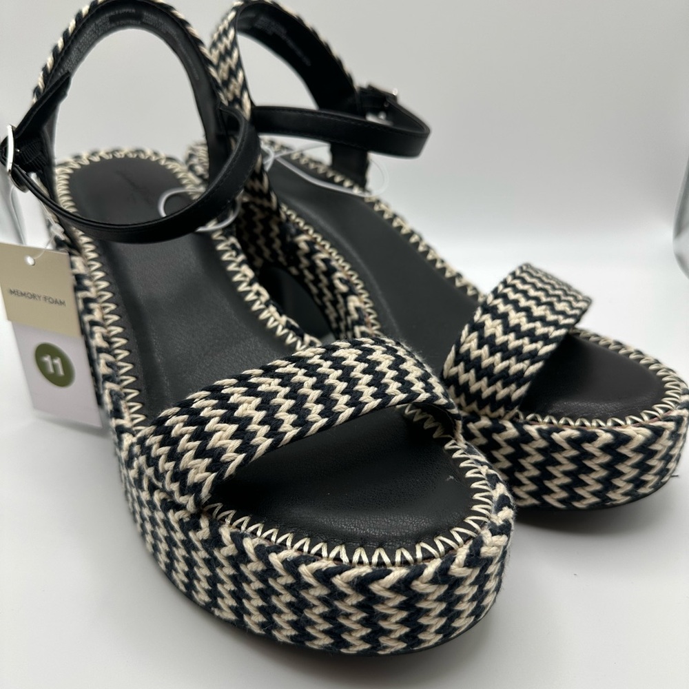 Universal Thread Black and Cream Platform Sandals - Picture 3 of 8